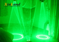 Fase exterior do laser da dança que ilumina luvas verdes vermelhas do DJ do disco do redemoinho